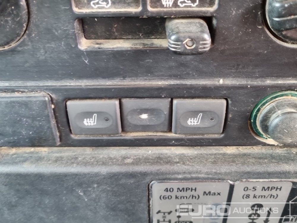 SUV Land Rover Defender: photos 35