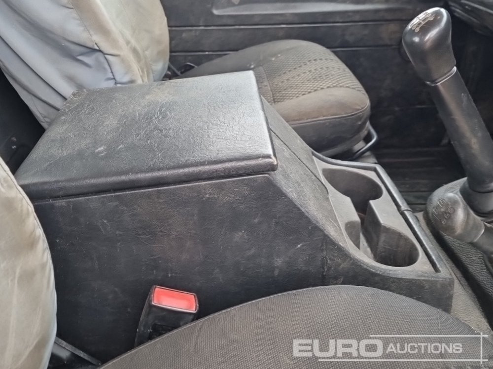 SUV Land Rover Defender: photos 31