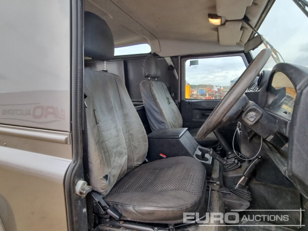 SUV Land Rover Defender: photos 28