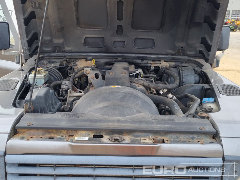 SUV Land Rover Defender: photos 13