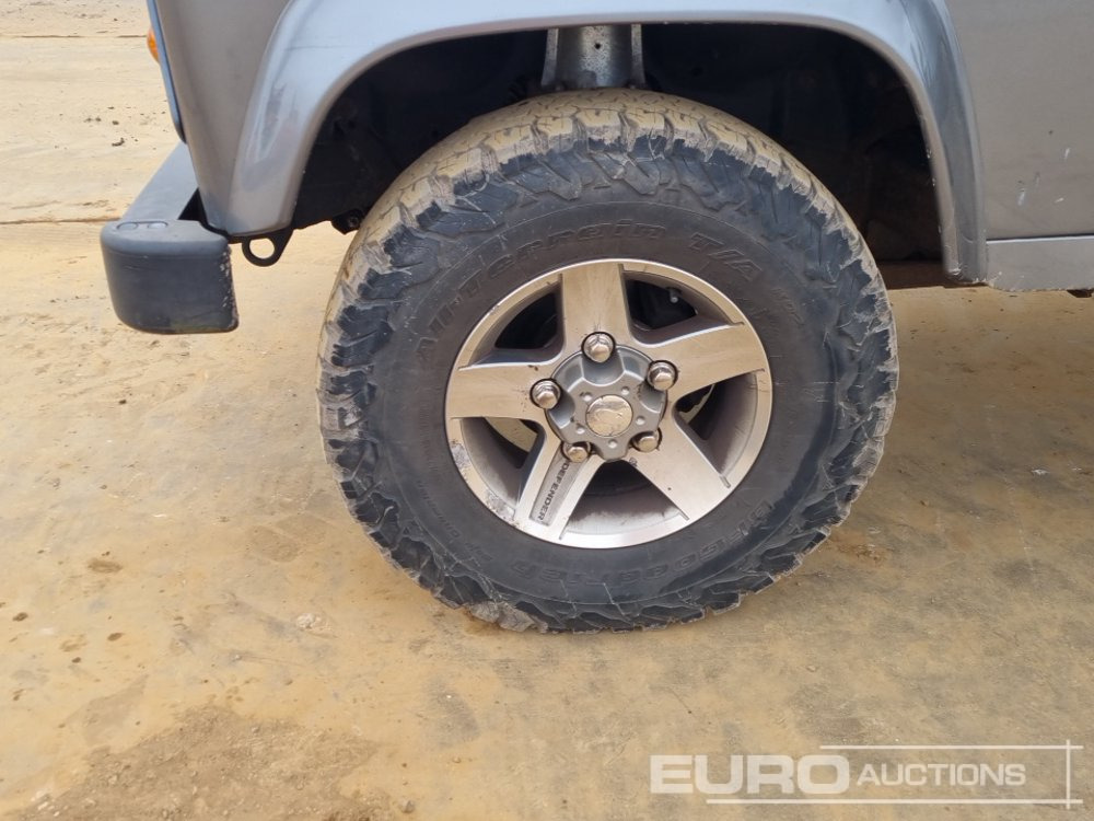 SUV Land Rover Defender: photos 9