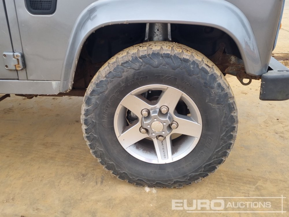 SUV Land Rover Defender: photos 12