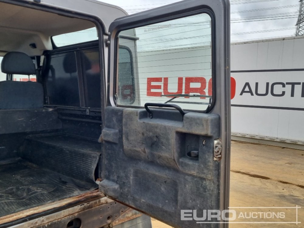 SUV Land Rover Defender: photos 22