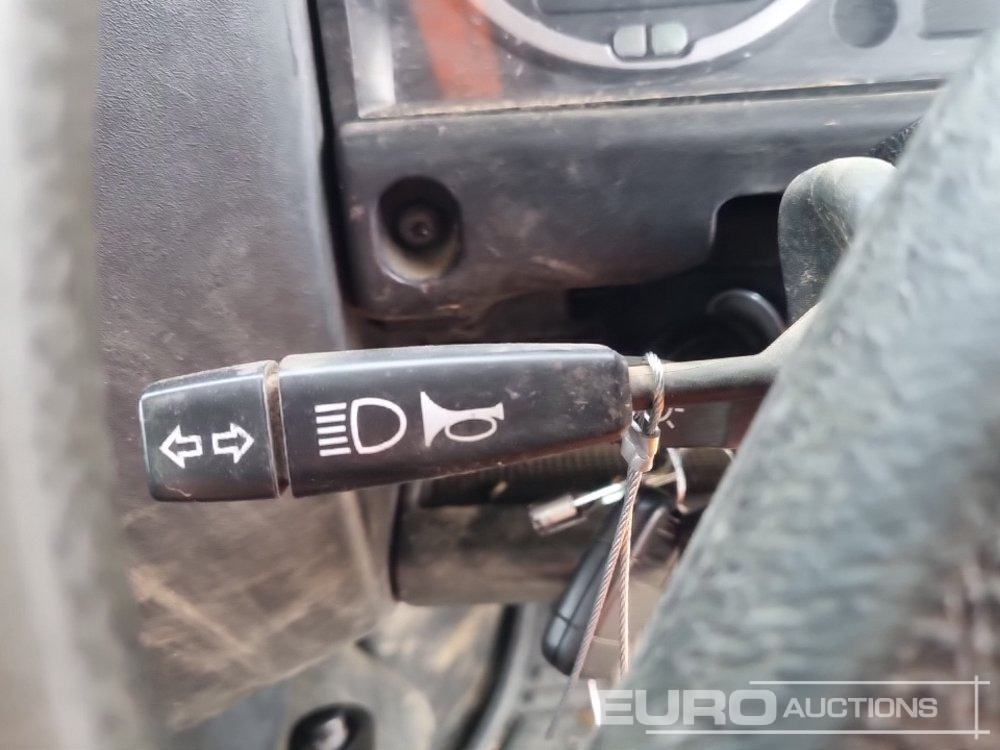 SUV Land Rover Defender: photos 39