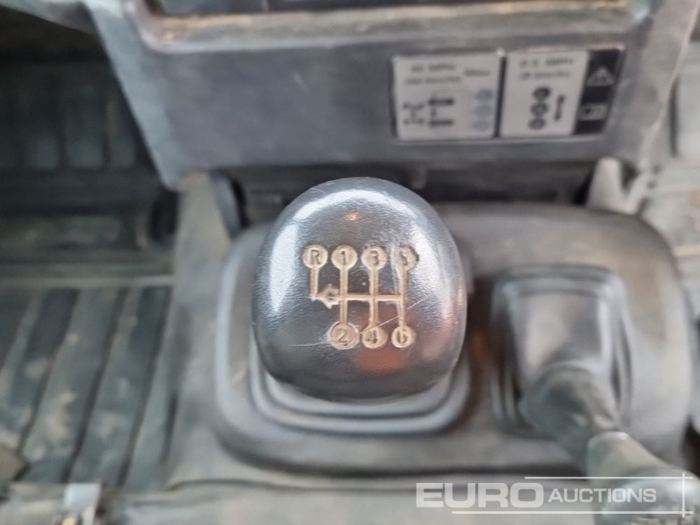 SUV Land Rover Defender: photos 36