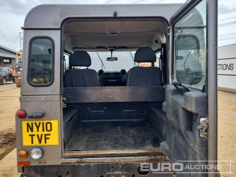 SUV Land Rover Defender: photos 21