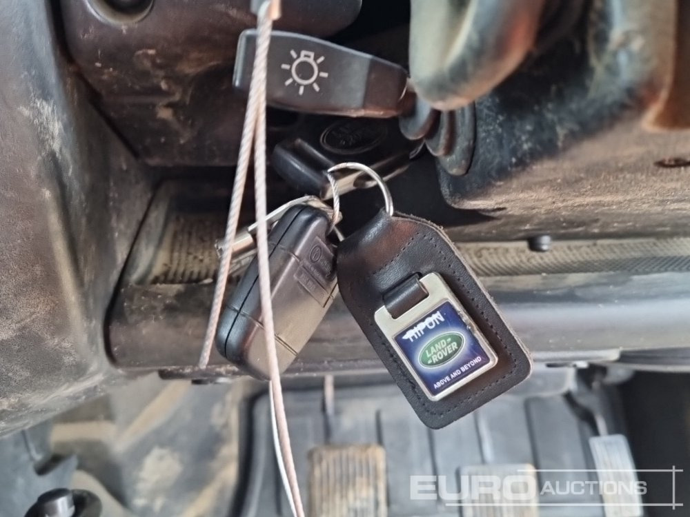 SUV Land Rover Defender: photos 41