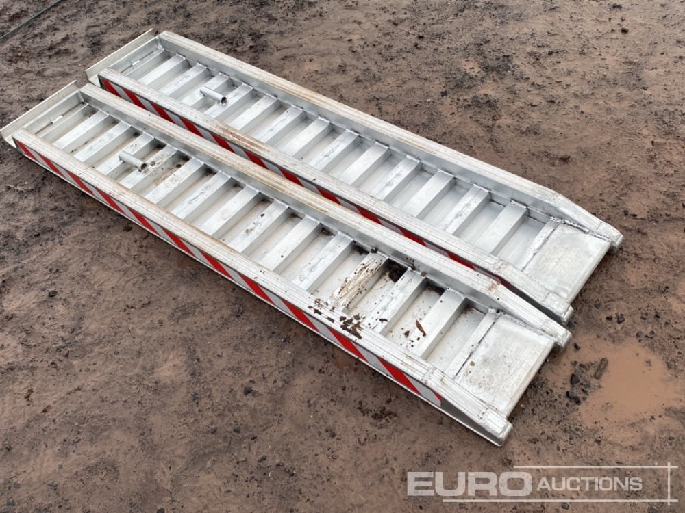 1800mm x 310mm x 82mm Aluminium Loading Ramps - Matériel de manutention: photos 4 1800mm x 310mm x 82mm Aluminium Loading Ramps - Matériel de manutention: photos 4