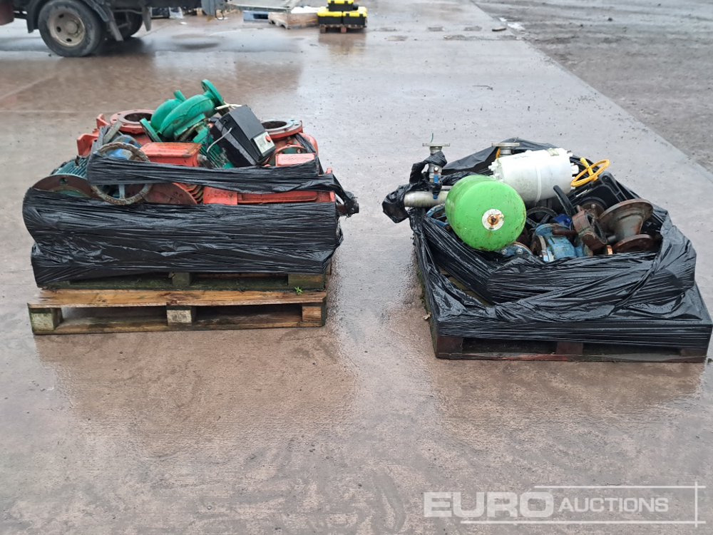 Pallet of Water Fittings & Pumps (2 of) - Matériel de chantier: photos 4 Pallet of Water Fittings & Pumps (2 of) - Matériel de chantier: photos 4