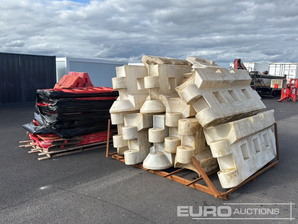 Plastic Pedestrian Barriers (3 Bundles of), Red & White Water Filled Barriers (2 Bundles of) - Matériel de chantier: photos 1 Plastic Pedestrian Barriers (3 Bundles of), Red & White Water Filled Barriers (2 Bundles of) - Matériel de chantier: photos 1