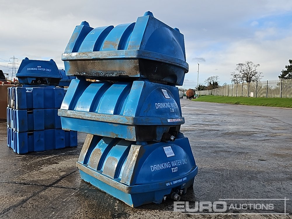 Plastic Water Bowser (3 of) - Cuve de stockage: photos 3 Plastic Water Bowser (3 of) - Cuve de stockage: photos 3