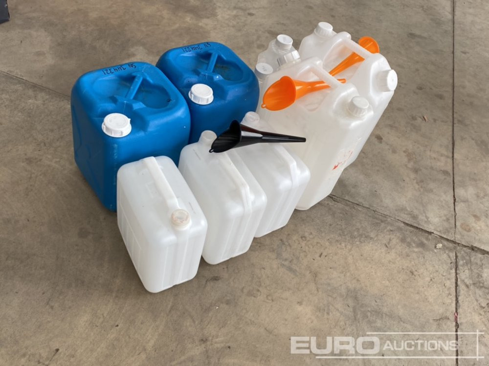Selection of Fuel Cans- 20L (4 of), 10L (3 of), 4L(2 of) and Long Stem Funnel (3 of) - Équipement de garage: photos 1 Selection of Fuel Cans- 20L (4 of), 10L (3 of), 4L(2 of) and Long Stem Funnel (3 of) - Équipement de garage: photos 1