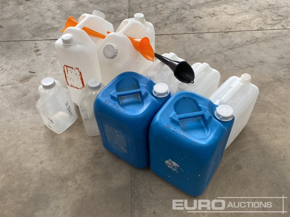 Selection of Fuel Cans- 20L (4 of), 10L (3 of), 4L(2 of) and Long Stem Funnel (3 of) - Équipement de garage: photos 4 Selection of Fuel Cans- 20L (4 of), 10L (3 of), 4L(2 of) and Long Stem Funnel (3 of) - Équipement de garage: photos 4