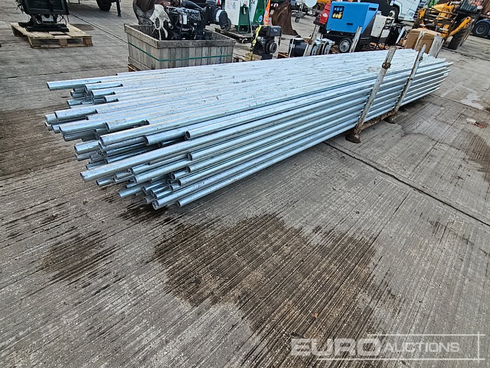 Matériel de chantier Stillage of Aluminium Poles (2 of): photos 13 Matériel de chantier Stillage of Aluminium Poles (2 of): photos 13