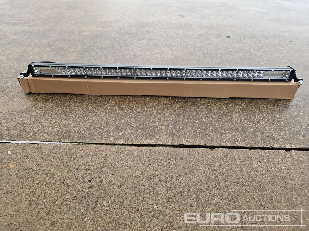 Unused 32" 300W Combo Beam LED Light Bar, Mounting Brackets, IP68 Waterproof - Matériel de chantier: photos 5 Unused 32" 300W Combo Beam LED Light Bar, Mounting Brackets, IP68 Waterproof - Matériel de chantier: photos 5