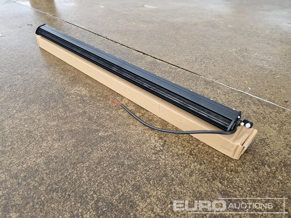 Unused 32" 300W Combo Beam LED Light Bar, Mounting Brackets, IP68 Waterproof - Matériel de chantier: photos 3 Unused 32" 300W Combo Beam LED Light Bar, Mounting Brackets, IP68 Waterproof - Matériel de chantier: photos 3