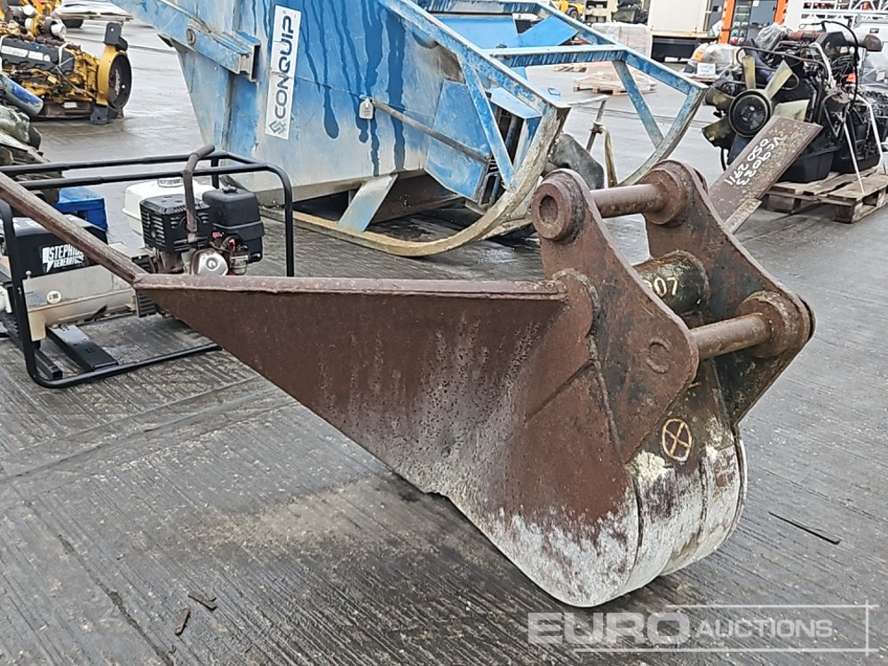 V Bucket 50mm Pin to suit 6-8 Ton Excavator - Godet: photos 3 V Bucket 50mm Pin to suit 6-8 Ton Excavator - Godet: photos 3