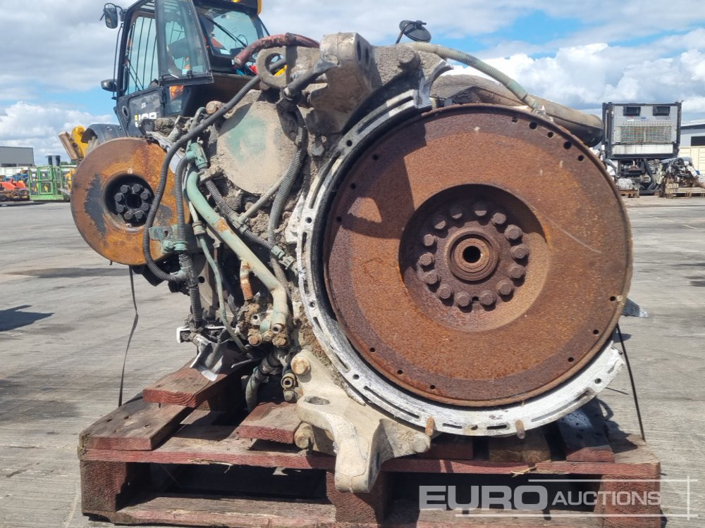 Volvo 6 Cylinder Engine (Pars Missing) - Moteur: photos 4 Volvo 6 Cylinder Engine (Pars Missing) - Moteur: photos 4