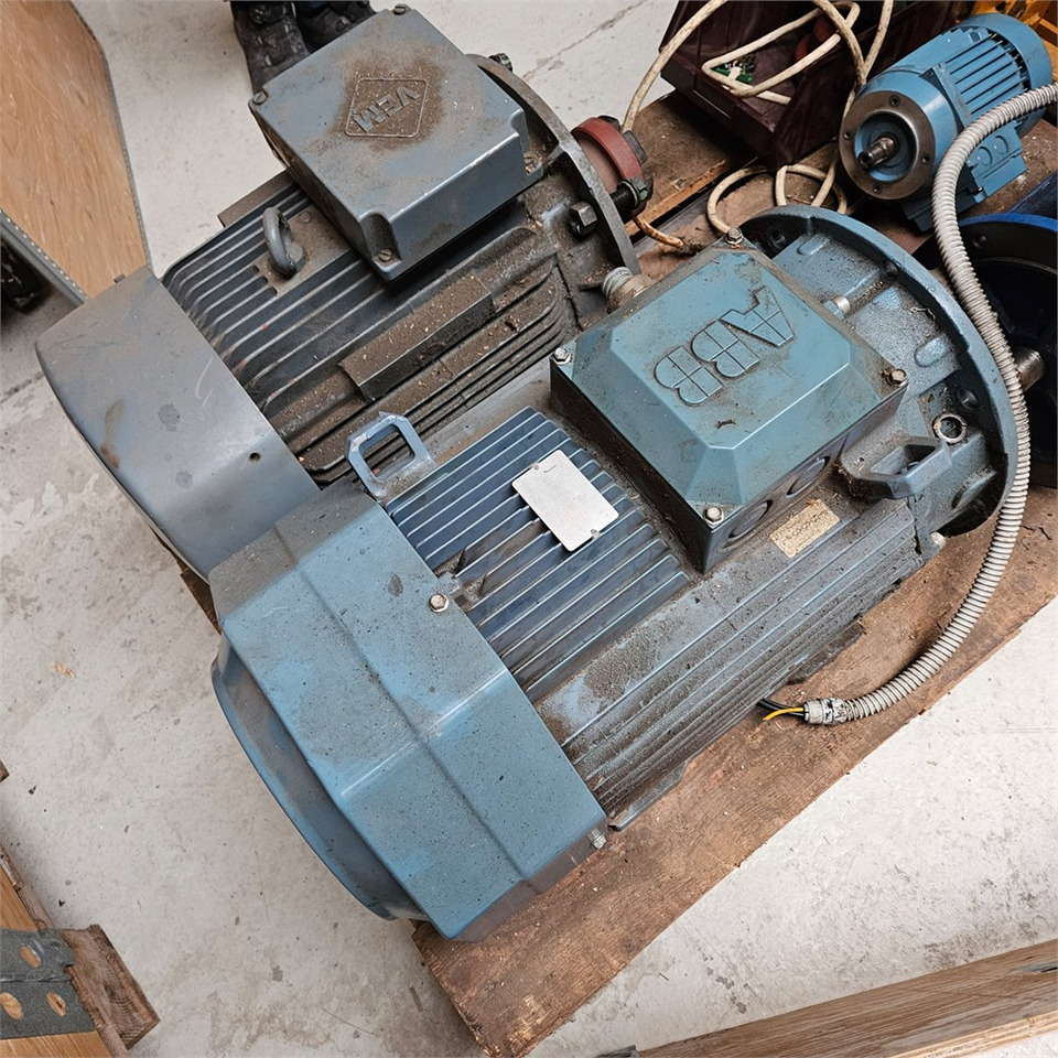 ABB MT80A19F100-2 / M3AA180MLB4 - Machine-outil: photos 2 ABB MT80A19F100-2 / M3AA180MLB4 - Machine-outil: photos 2