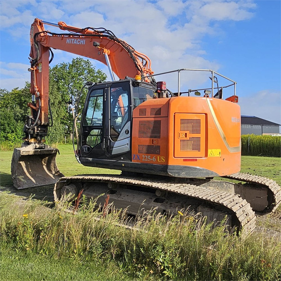 Hitachi ZX 225 - Pelle sur chenille: photos 1 Hitachi ZX 225 - Pelle sur chenille: photos 1