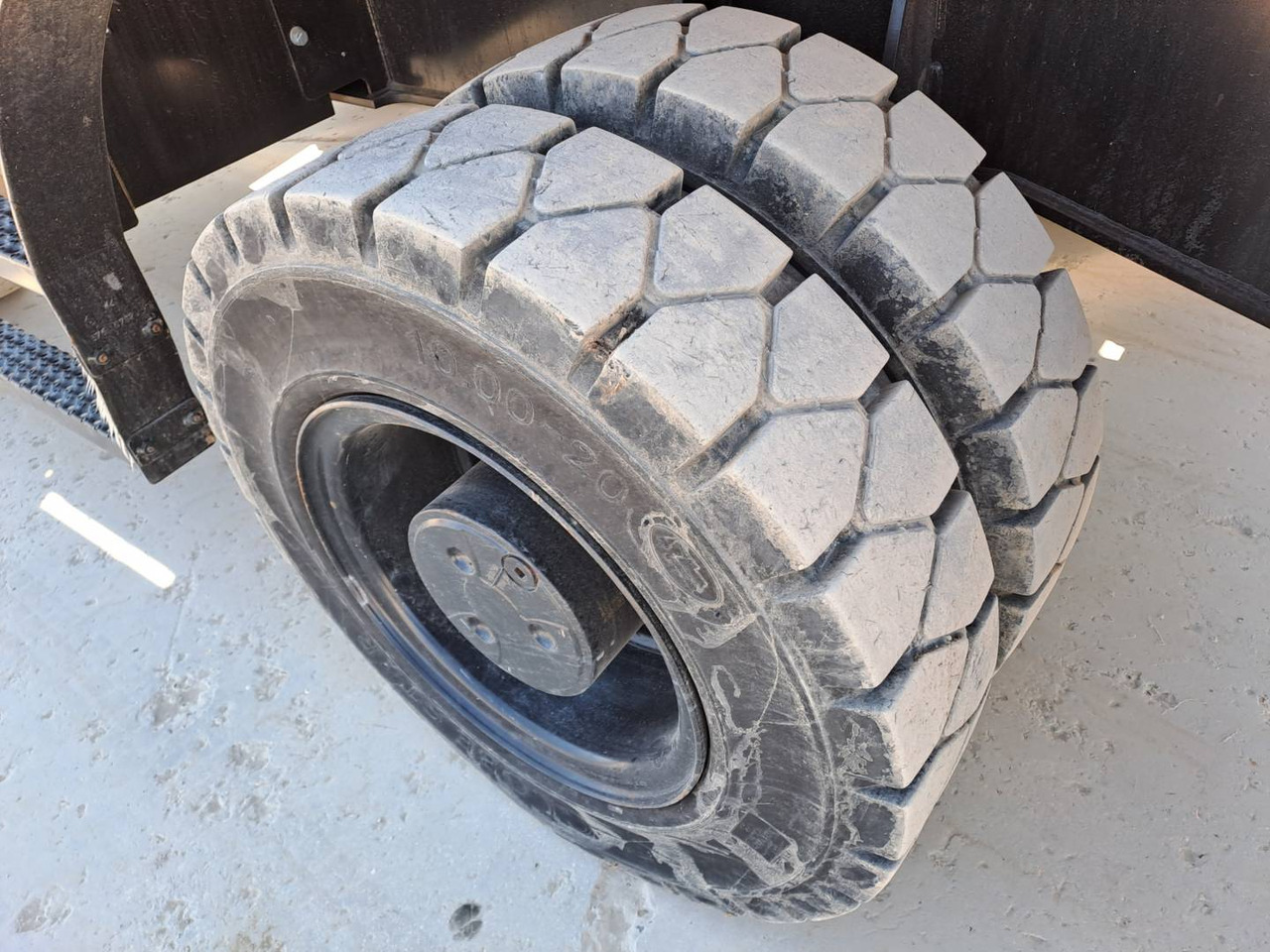 Pelle sur pneus CAT MH3024: photos 10