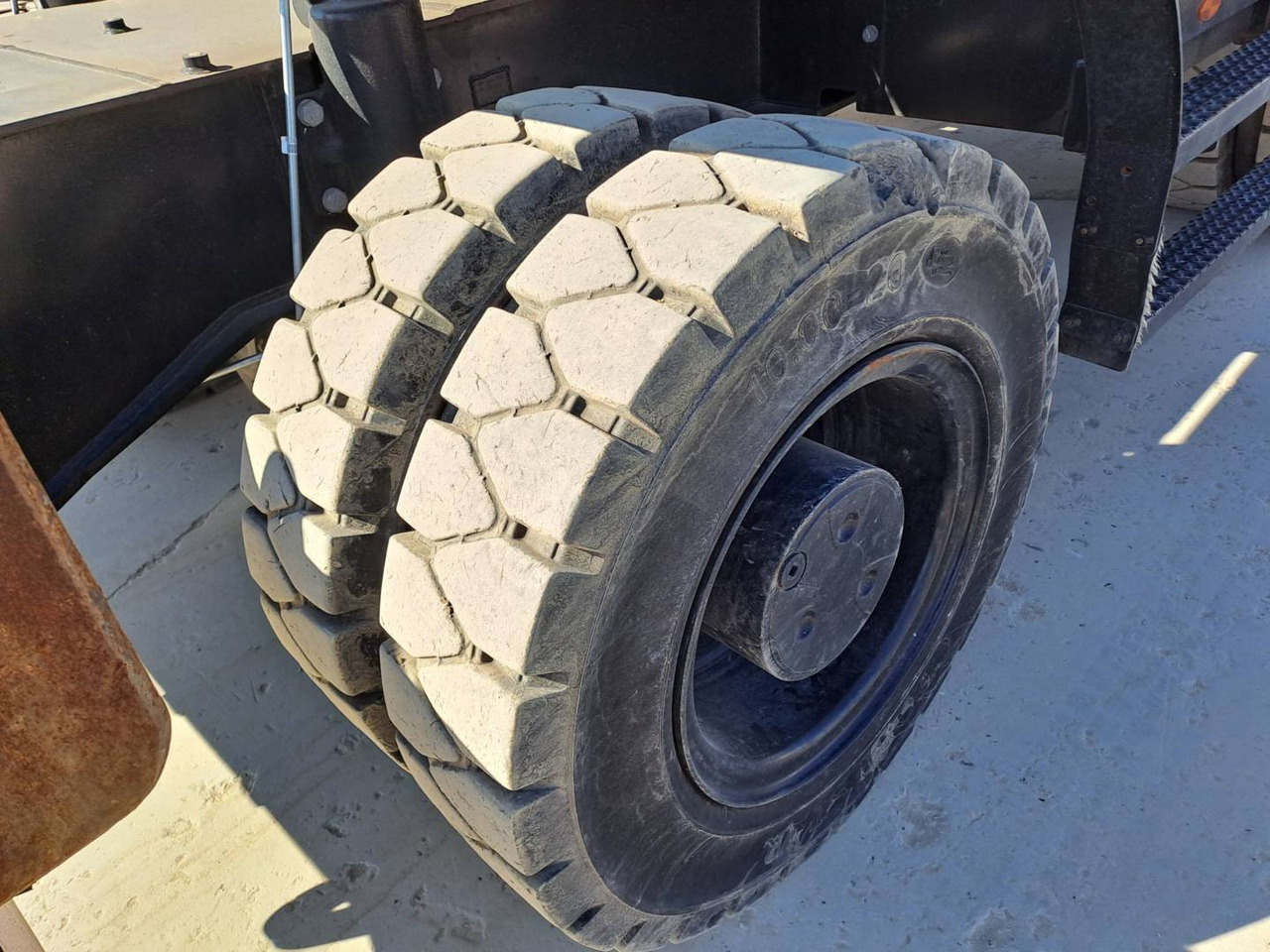 Pelle sur pneus CAT MH3024: photos 11