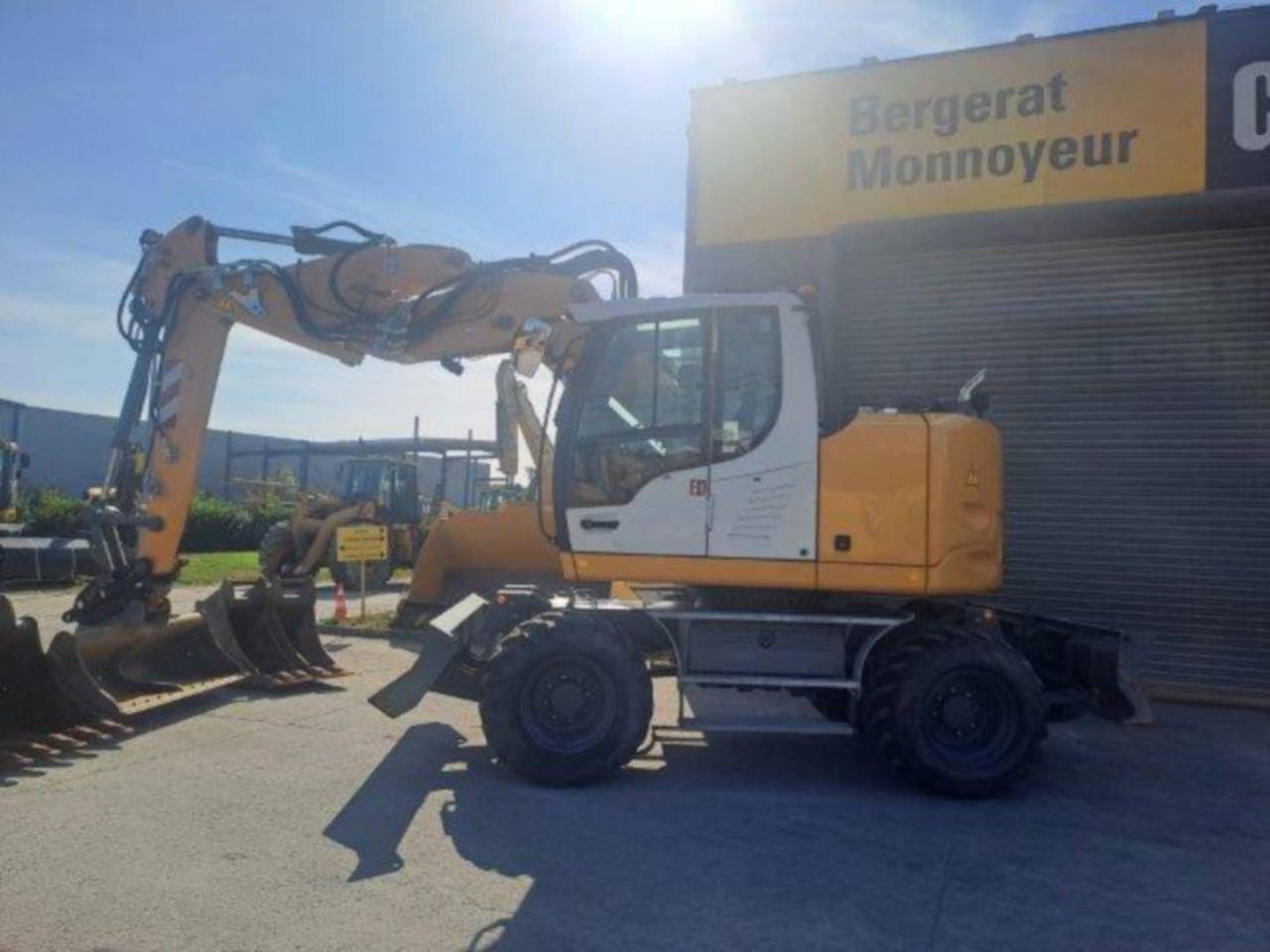 LIEBHERR A913 - Pelle sur pneus: photos 4 LIEBHERR A913 - Pelle sur pneus: photos 4