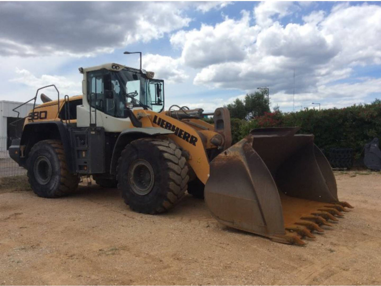 LIEBHERR L580 - Chargeuse sur pneus: photos 1 LIEBHERR L580 - Chargeuse sur pneus: photos 1