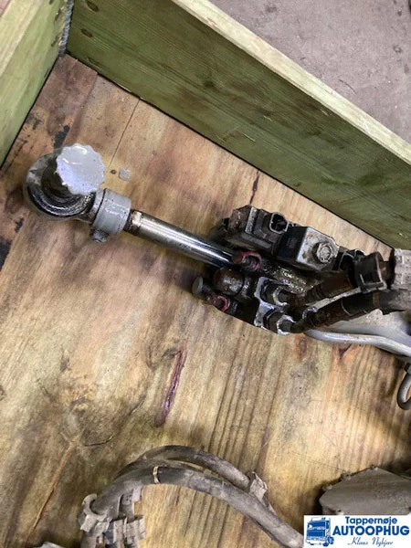 Scania Steering EST Hydraulic cylinder P/N: 2717017 / 2420899 - Commande de gouvernail pour Camion: photos 2 Scania Steering EST Hydraulic cylinder P/N: 2717017 / 2420899 - Commande de gouvernail pour Camion: photos 2