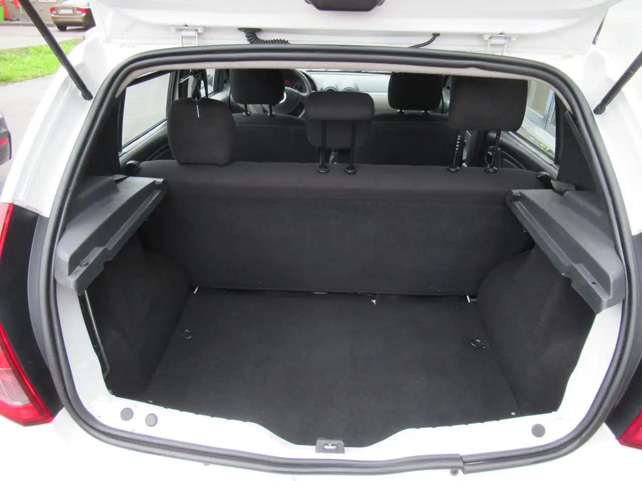 Dacia Sandero Sandero 1.2i Ambiance - Voiture: photos 5 Dacia Sandero Sandero 1.2i Ambiance - Voiture: photos 5