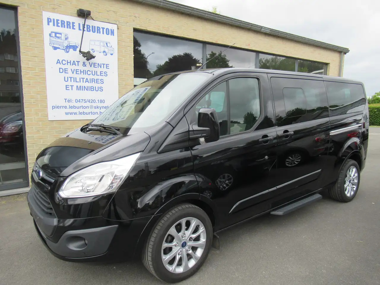 Ford Tourneo Custom 2.0 TDCi L2H1 - Transport de personnes: photos 1 Ford Tourneo Custom 2.0 TDCi L2H1 - Transport de personnes: photos 1