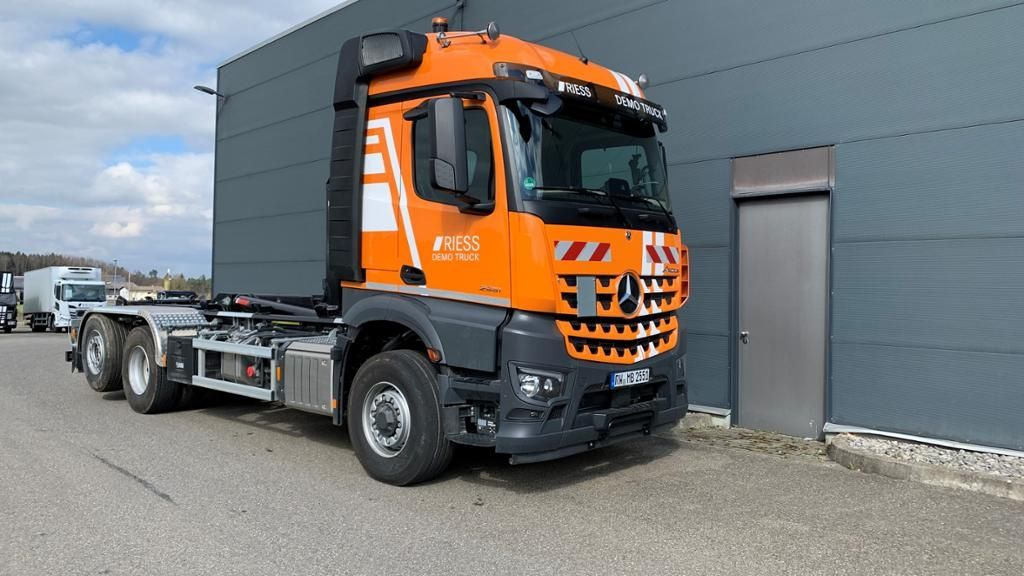 Mercedes-Benz 2551 L Abrollkipper mit HAD, gelenkter liftbarer - Camion: photos 1 Mercedes-Benz 2551 L Abrollkipper mit HAD, gelenkter liftbarer - Camion: photos 1