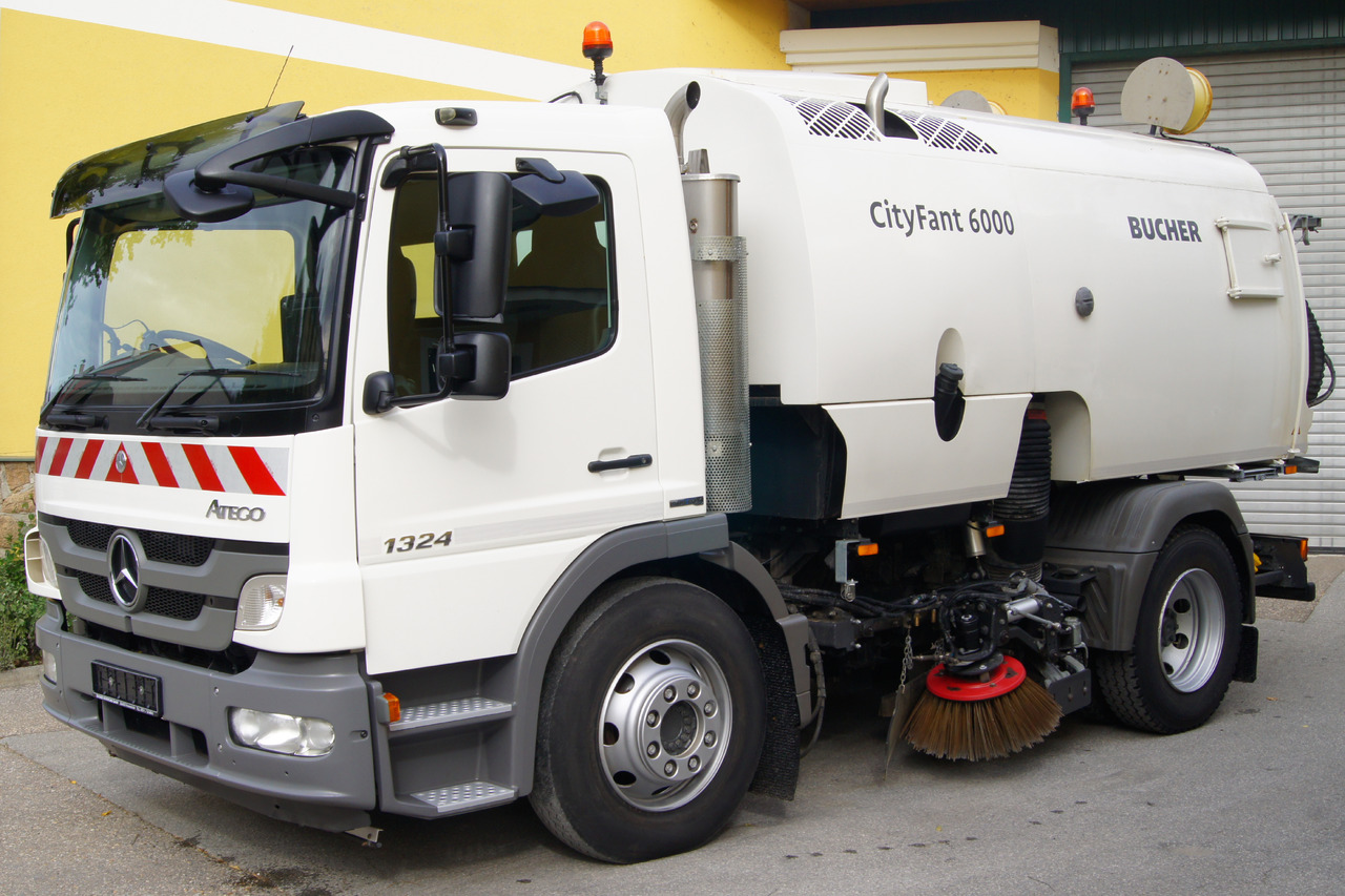 MERCEDES-BENZ ATEGO 1324 / BUCHER CityFant 6000 TWIN, beidseitig + Heck, Aufbaumotor - Balayeuse de voirie: photos 2 MERCEDES-BENZ ATEGO 1324 / BUCHER CityFant 6000 TWIN, beidseitig + Heck, Aufbaumotor - Balayeuse de voirie: photos 2