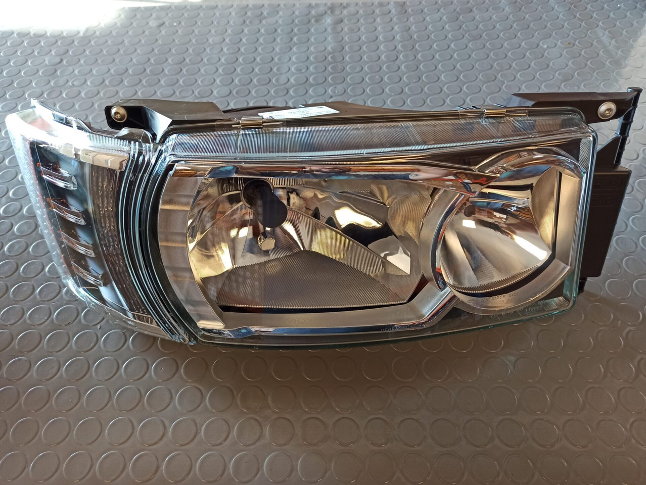 SCANIA HEADLAMP XENON RH V8 - 2416109 - Feu avant pour Camion: photos 1 SCANIA HEADLAMP XENON RH V8 - 2416109 - Feu avant pour Camion: photos 1