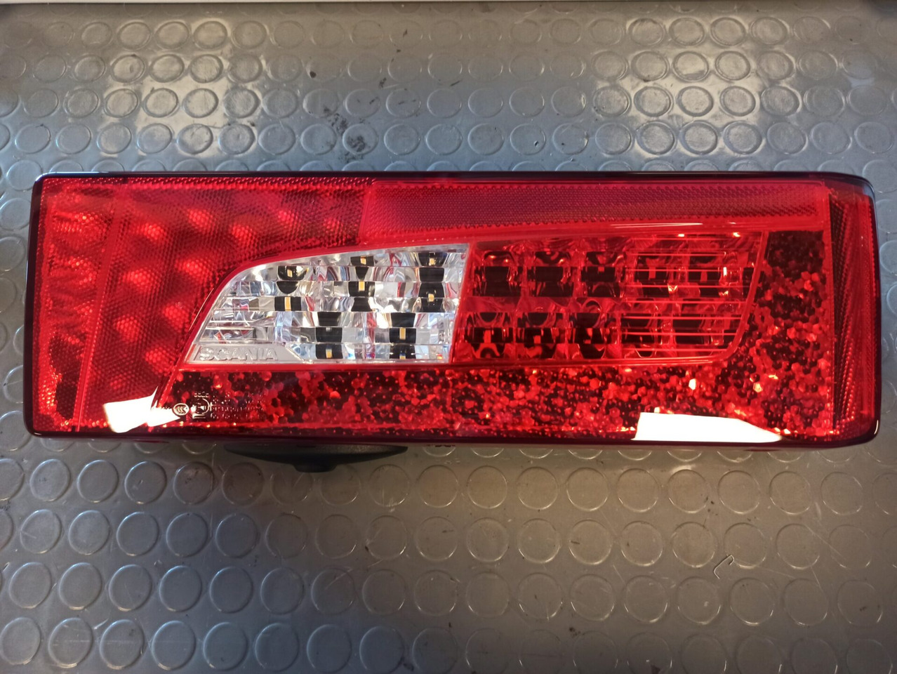 SCANIA LED LAMP CLUSTER - 2380953 - Lumière/ Éclairage pour Camion: photos 1 SCANIA LED LAMP CLUSTER - 2380953 - Lumière/ Éclairage pour Camion: photos 1