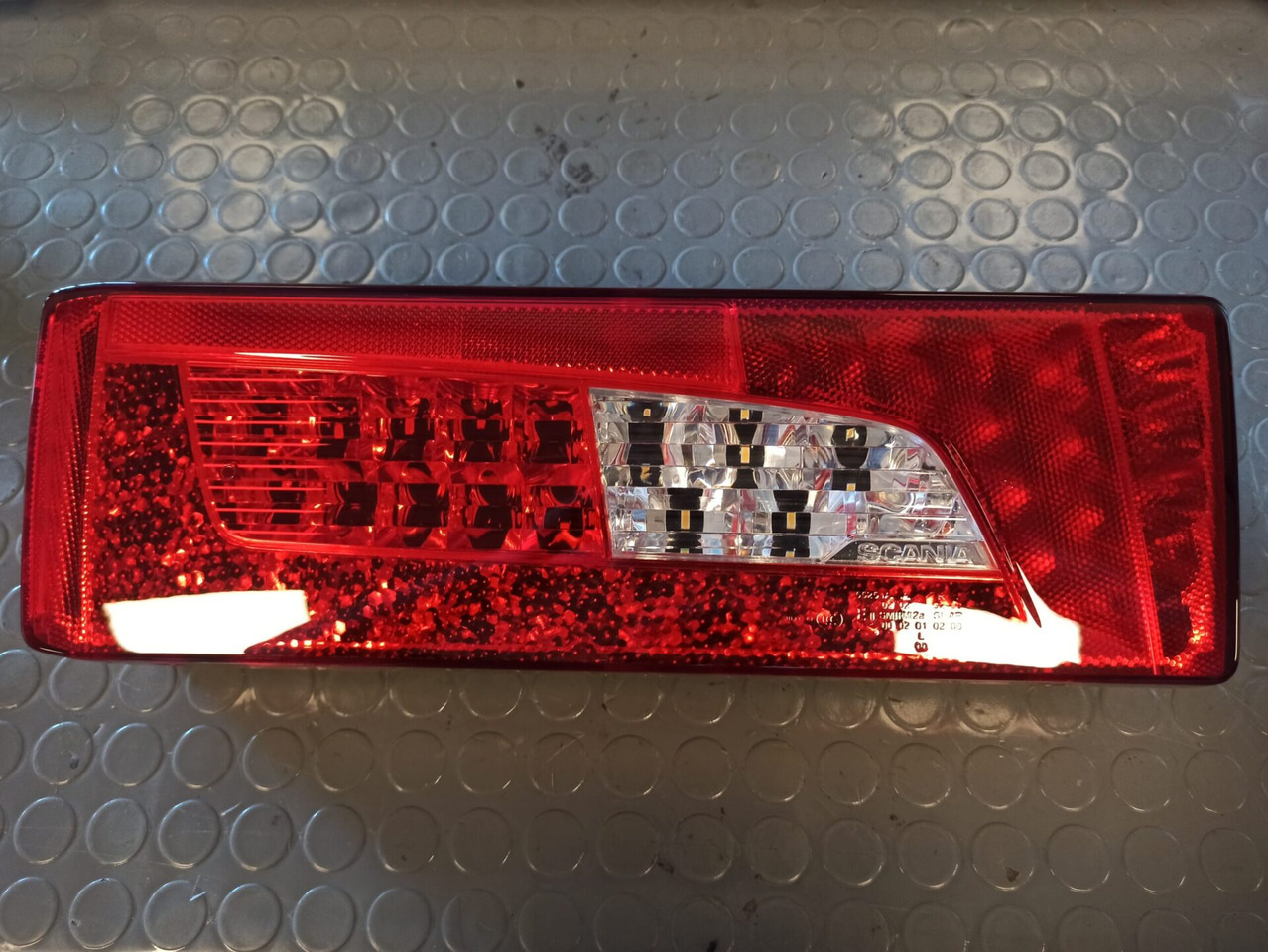 SCANIA LED LAMP CLUSTER - 2380955 - Lumière/ Éclairage pour Camion: photos 1 SCANIA LED LAMP CLUSTER - 2380955 - Lumière/ Éclairage pour Camion: photos 1