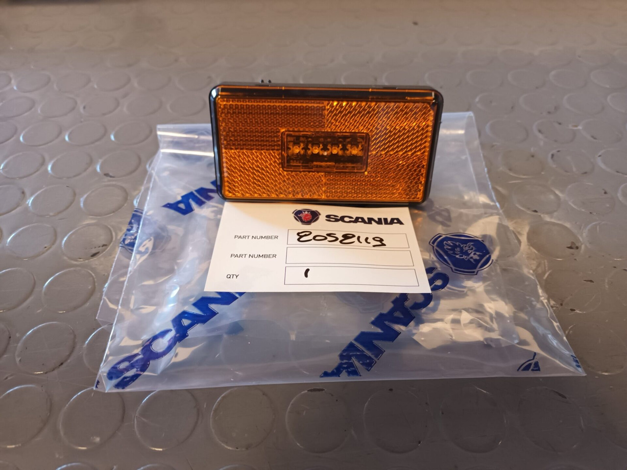 SCANIA MUDGUARD REAR LIGHT - 2052119 - Lumière/ Éclairage pour Camion: photos 1 SCANIA MUDGUARD REAR LIGHT - 2052119 - Lumière/ Éclairage pour Camion: photos 1