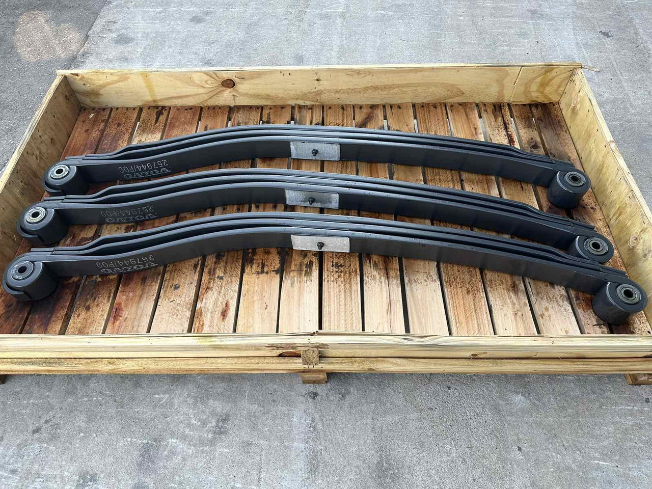 VOLVO FRON SPRING 257944 - Essieu et pièces pour Camion: photos 1 VOLVO FRON SPRING 257944 - Essieu et pièces pour Camion: photos 1