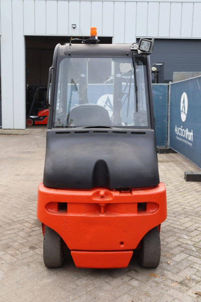 Fenwick-Linde E30/02 - Chariot élévateur électrique: photos 5 Fenwick-Linde E30/02 - Chariot élévateur électrique: photos 5