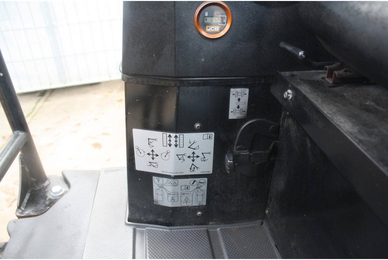 Mini pelle JCB 19C-1E: photos 11