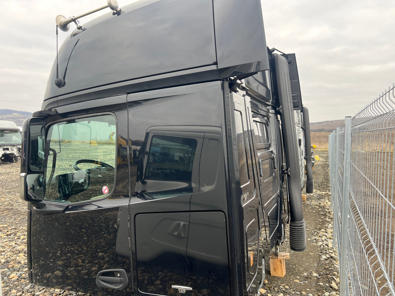 CABINA MERCEDES ACTROS MP4 GIGA SPACE - Cabine pour Camion: photos 4 CABINA MERCEDES ACTROS MP4 GIGA SPACE - Cabine pour Camion: photos 4