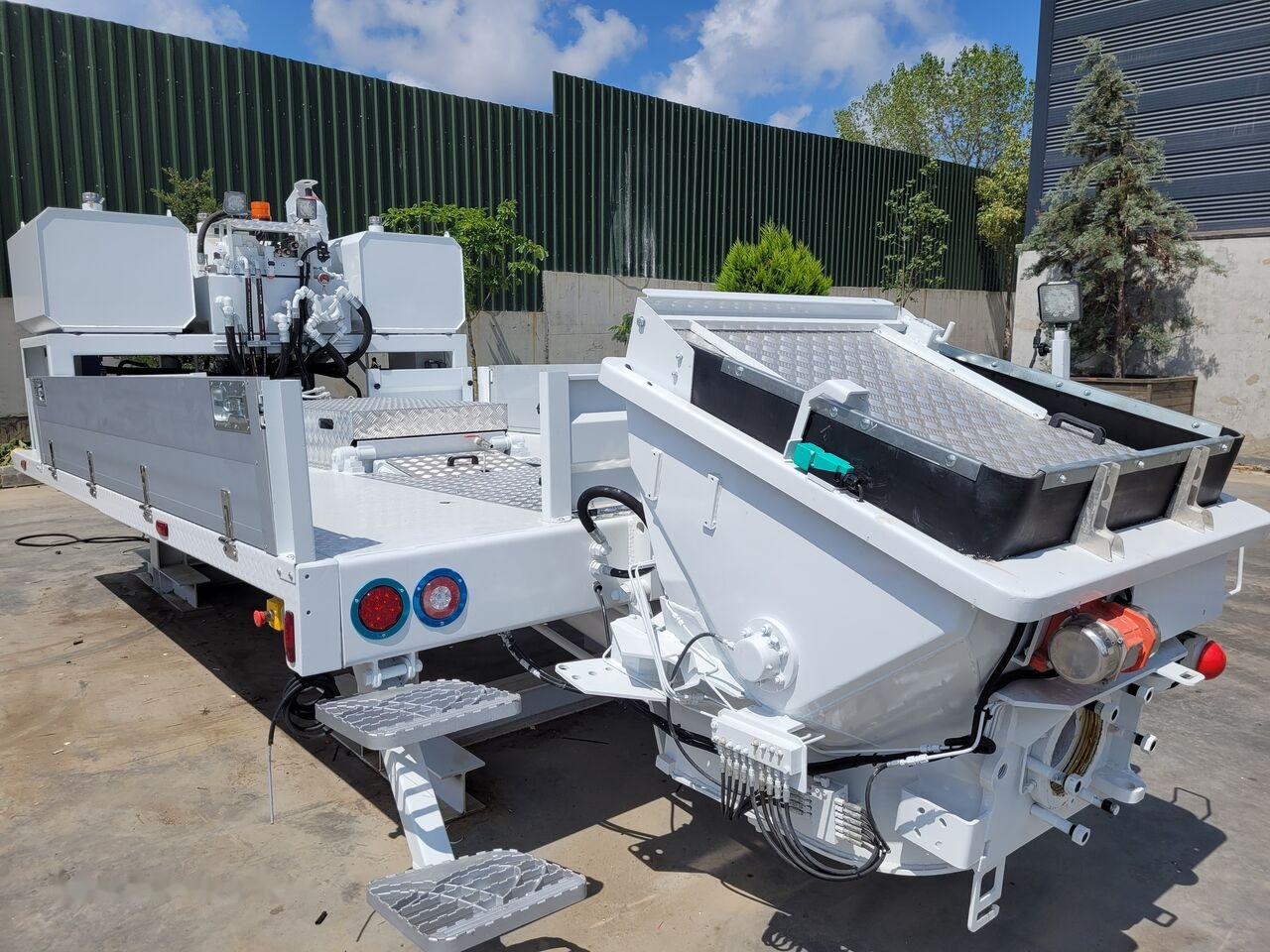 MERCEDES-BENZ New BMS BLP 14-09 on chassis - Camion pompe: photos 1 MERCEDES-BENZ New BMS BLP 14-09 on chassis - Camion pompe: photos 1