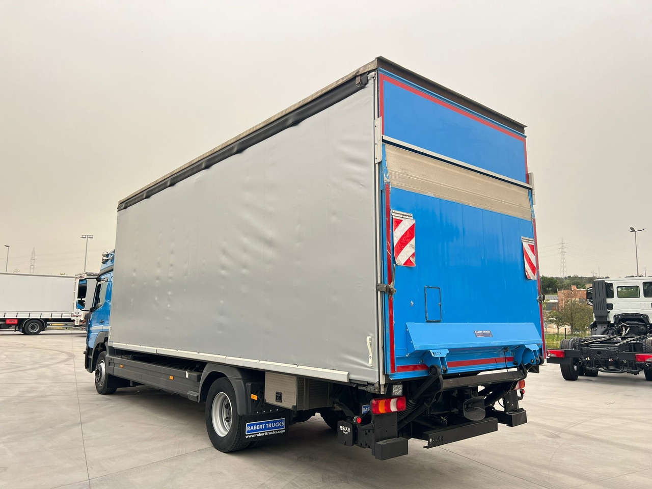 MERCEDES BENZ 13.30L Atego E6 (Tauliner) - Camion à rideaux coulissants: photos 4 MERCEDES BENZ 13.30L Atego E6 (Tauliner) - Camion à rideaux coulissants: photos 4