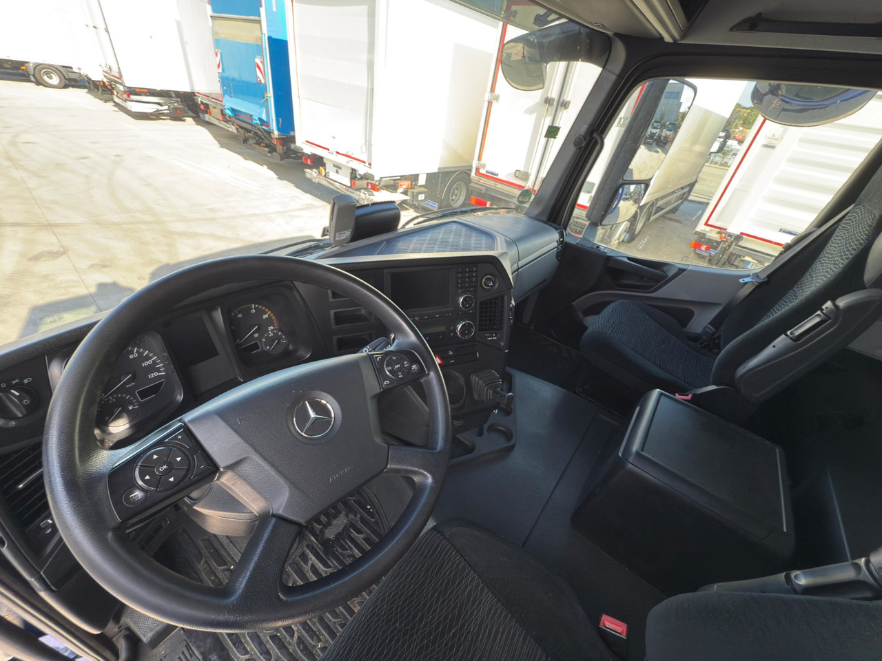 MERCEDES BENZ 18.33 Antos E6 (Self-portable) - Camion à rideaux coulissants: photos 5 MERCEDES BENZ 18.33 Antos E6 (Self-portable) - Camion à rideaux coulissants: photos 5