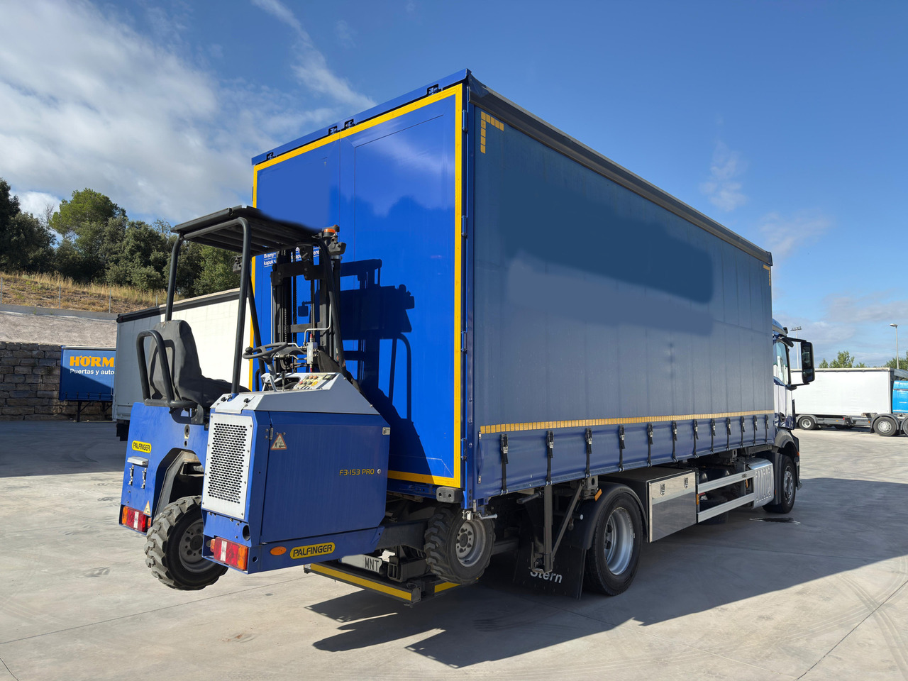 MERCEDES BENZ 18.33 Antos E6 (Self-portable) - Camion à rideaux coulissants: photos 3 MERCEDES BENZ 18.33 Antos E6 (Self-portable) - Camion à rideaux coulissants: photos 3