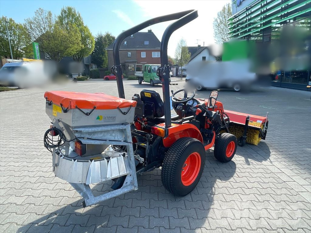 2012 KUBOTA B1620 + Bürste + Streuer - Tracteur communal: photos 3 2012 KUBOTA B1620 + Bürste + Streuer - Tracteur communal: photos 3