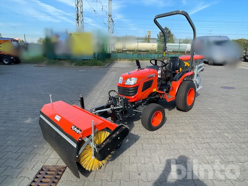 2012 KUBOTA B1620 + Bürste + Streuer - Tracteur communal: photos 1 2012 KUBOTA B1620 + Bürste + Streuer - Tracteur communal: photos 1