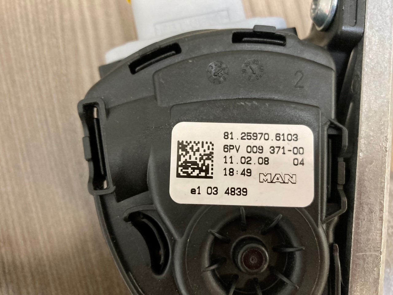SENSORE POSIZIONE DEL PEDALE - MAN 81259706103 - HELLA 6PV 009 371-00 / 6PV 009 371-711 - Pédale pour Camion: photos 4 SENSORE POSIZIONE DEL PEDALE - MAN 81259706103 - HELLA 6PV 009 371-00 / 6PV 009 371-711 - Pédale pour Camion: photos 4