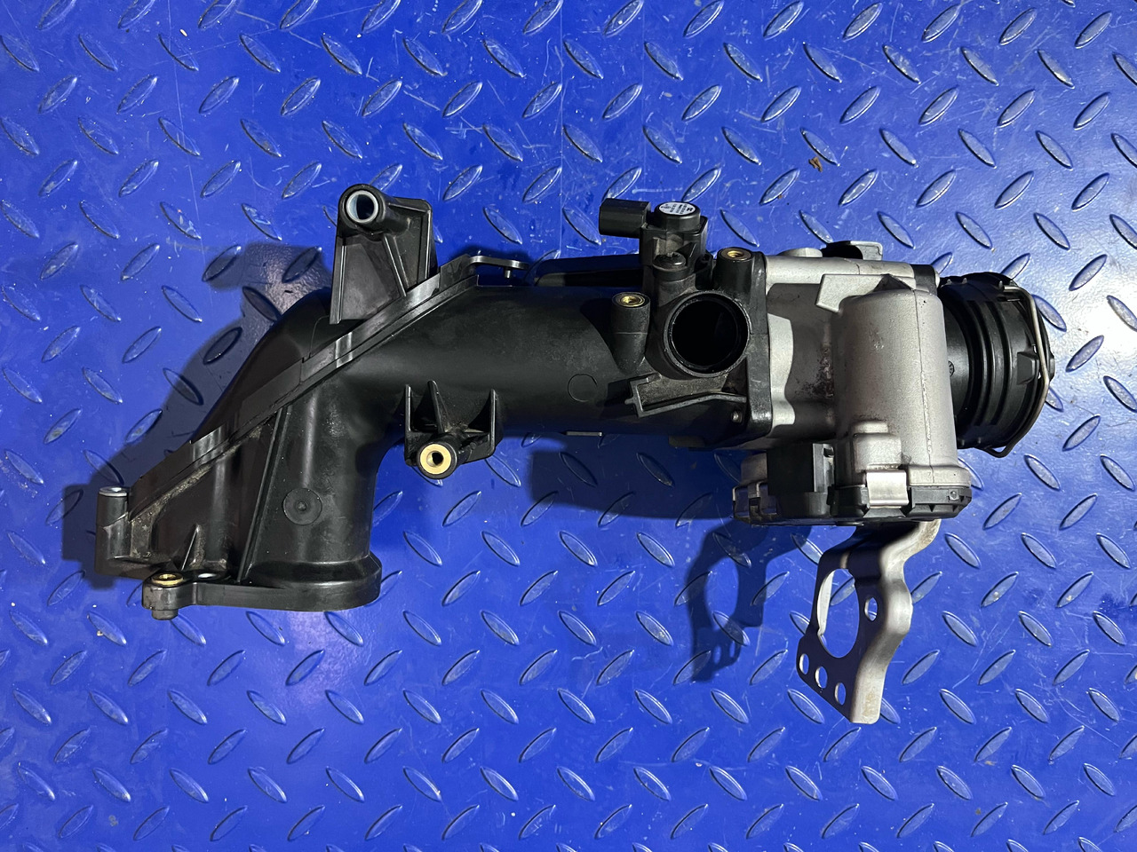 Mercedes Benz Intake Pipe and Throttle A6420901637 / A6420900270 - Système d'admission d'air: photos 2 Mercedes Benz Intake Pipe and Throttle A6420901637 / A6420900270 - Système d'admission d'air: photos 2