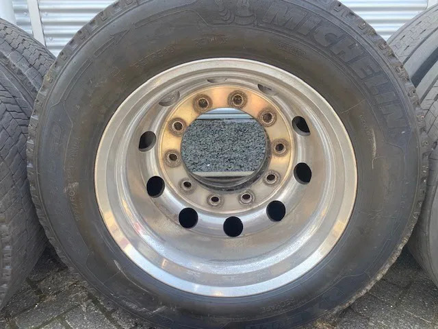Michelin 355/50x22,5 - 2 stuks en 295/60x22,5 - 4 stuks - Pneu pour Camion: photos 2 Michelin 355/50x22,5 - 2 stuks en 295/60x22,5 - 4 stuks - Pneu pour Camion: photos 2